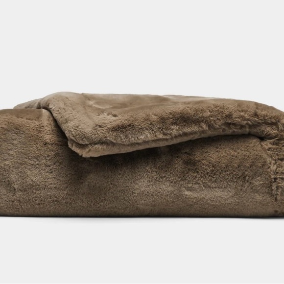 NEW Cozy Earth Walnut Faux Fur Throw Blanket - Picture 2 of 5